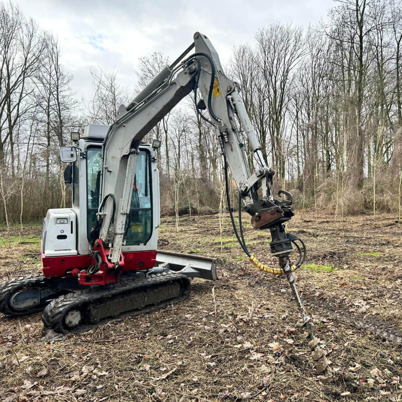 Takeuchi minikraan met plantgatenboor